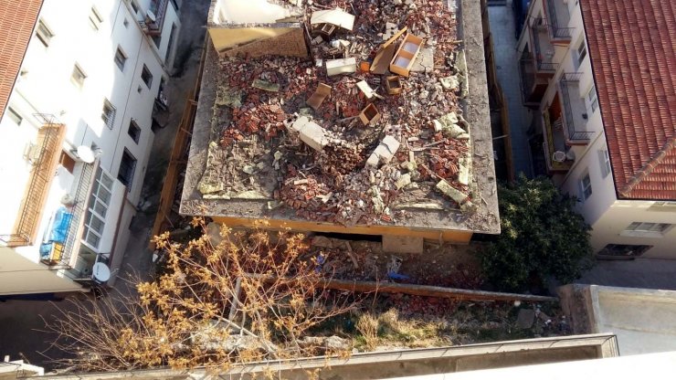 Ankara'da inşaat kazısında temeli kayan apartmanda yıkım başladı