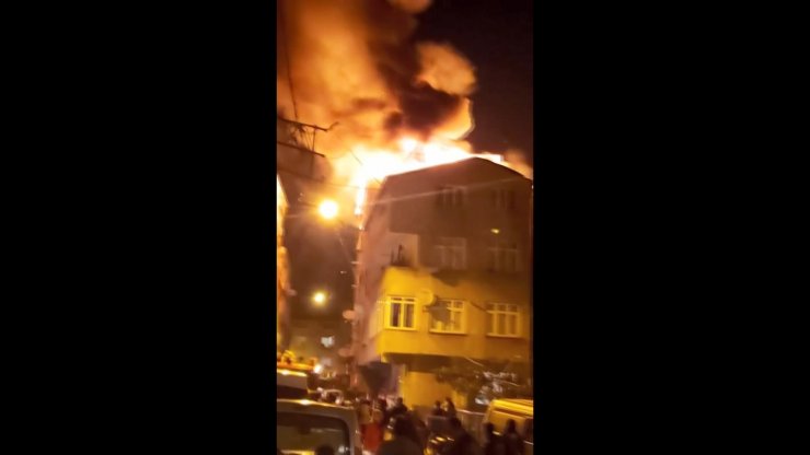 Bir binanın çatısı alev alev yandı, mahalle sakinleri sokağa döküldü