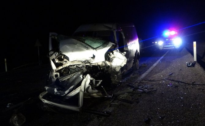 İki araç kafa kafaya çarpıştı: 2 ölü, 5 yaralı