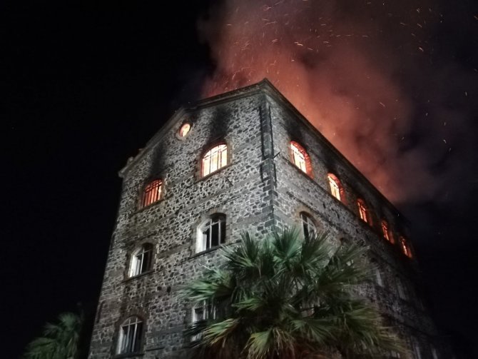 İzmir’de 4 katlı tarihi binada yangın