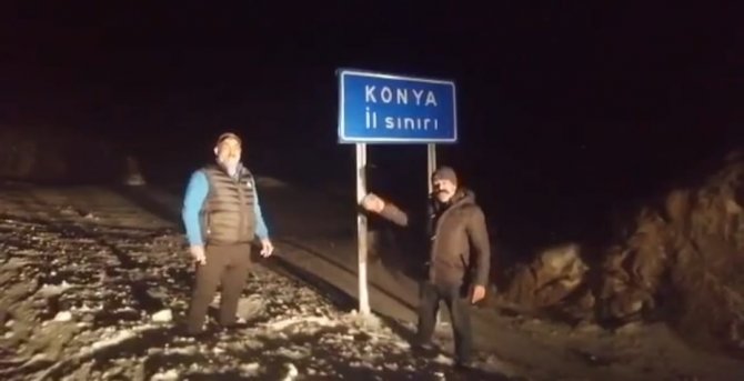 Antalya-Konya yolunda karda şarampole yuvarlanan aracı vatandaşlar kurtardı