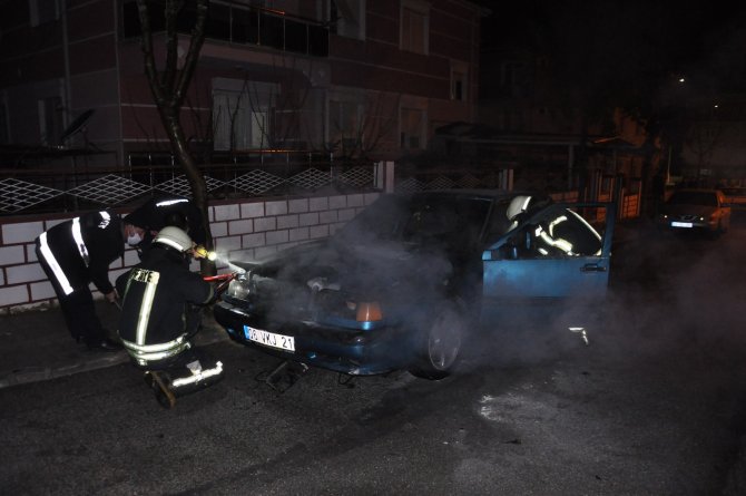 Karaman’da park halindeki otomobil alev alev yandı