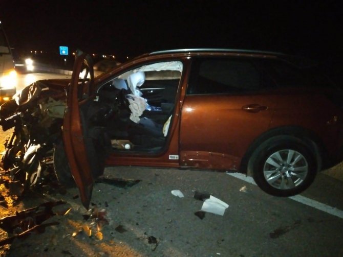 Konya'da karşı şeride geçen otomobil tıra çarptı!