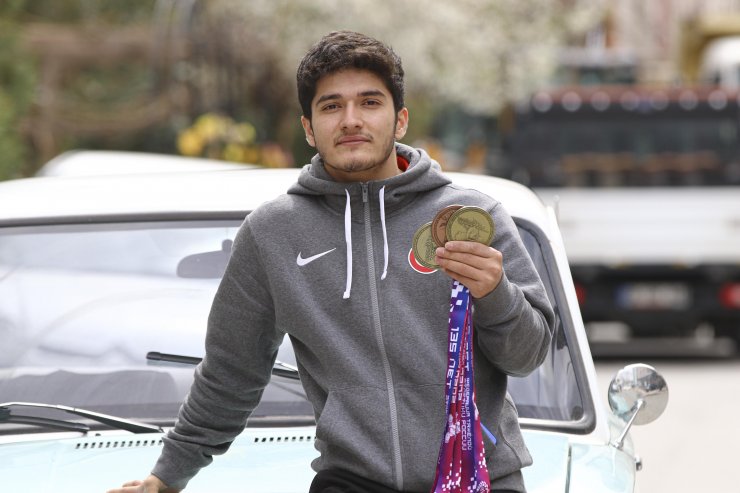Şampiyon halterci, sporcu maaşını biriktirerek 'Serçe' araba aldı