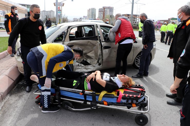 Kayseri'de otomobil ile hafif ticari araç çarpıştı: 5 yaralı