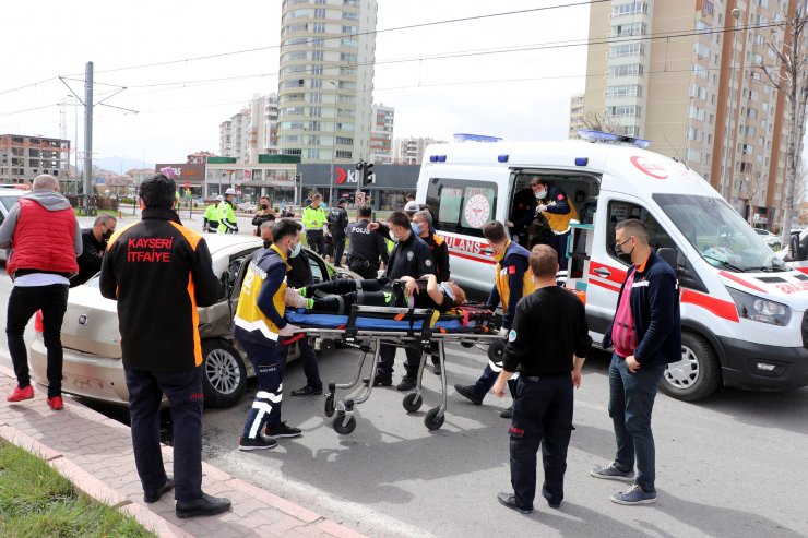 Kayseri'de otomobil ile hafif ticari araç çarpıştı: 5 yaralı