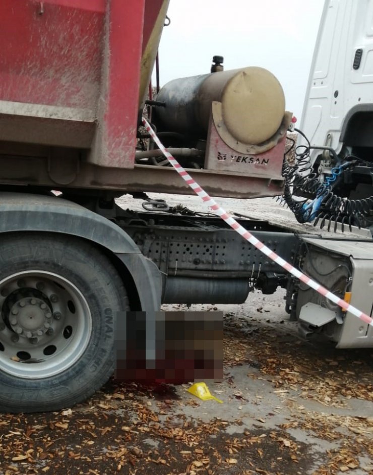 Branda örtmek isterken kamyondan düşen kişi öldü