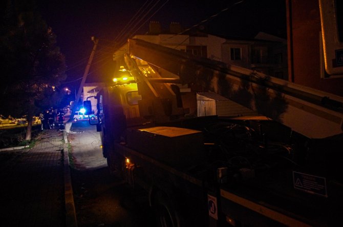 Freni boşalan kamyon elektrik direğine çarptığı, mahalle elektriksiz kaldı