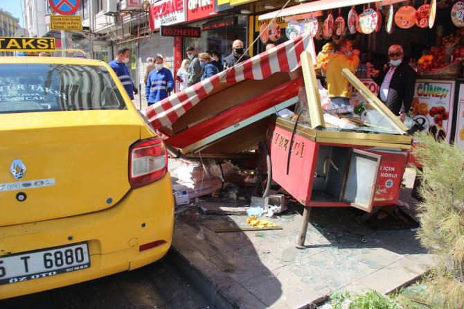 Kazaya karışan ticari taksi simitçi tezgahına daldı