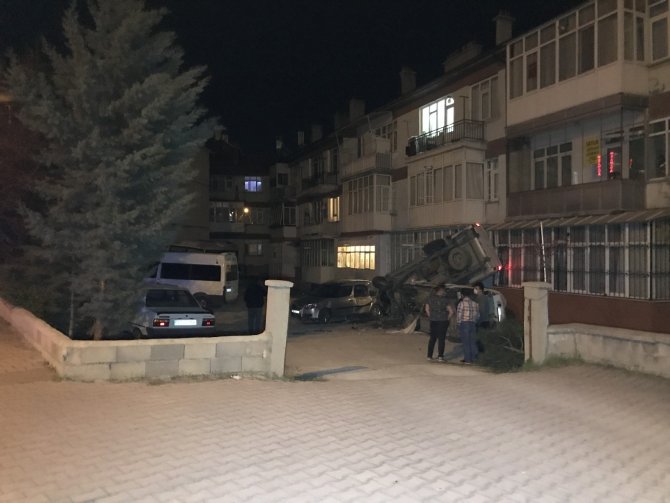 Konya'da alkollü sürücü önce 2 araca ardından apartmana çarptı, gülerek aracından eşyalarını istedi!