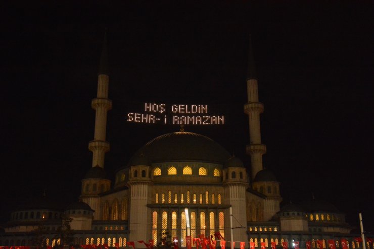 Taksim'de yapımı devam eden camiye Ramazan mahyası yakıldı