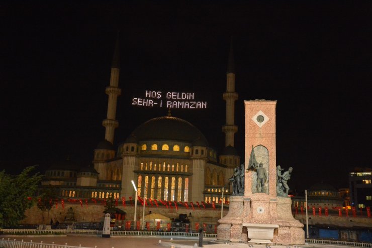 Taksim'de yapımı devam eden camiye Ramazan mahyası yakıldı