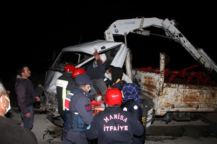 TIR'a çarpan kamyonet sürücüsü ağır yaralandı