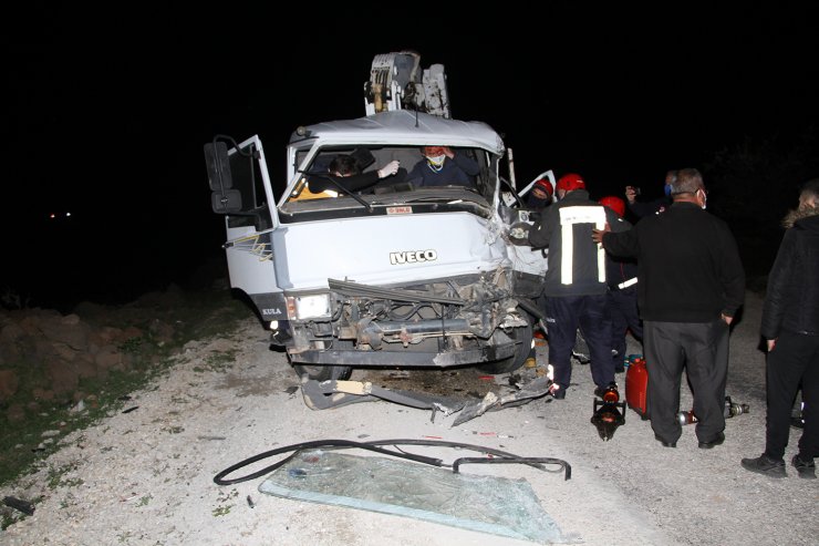 TIR'a çarpan kamyonet sürücüsü ağır yaralandı