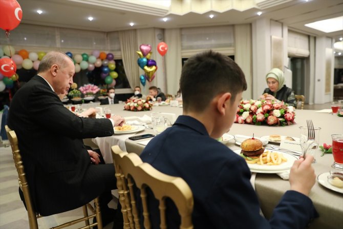 Erdoğan çifti 23 Nisan Ulusal Egemenlik ve Çocuk Bayramı'nda çocuklarla iftarda buluştu