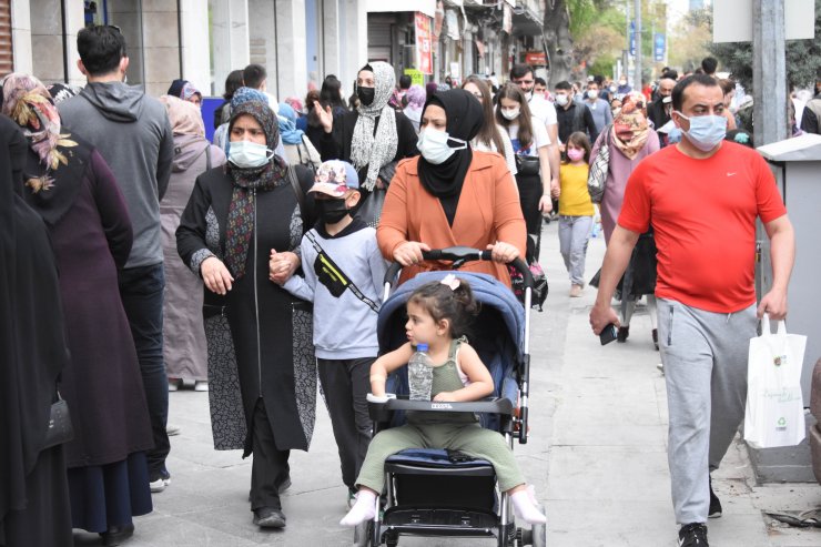 Konya'da 'tam kapanma' öncesi alışveriş yoğunluğu