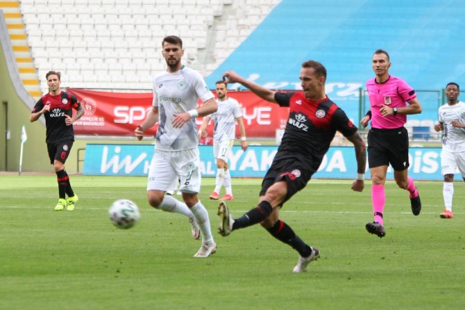 Konyaspor: 1 - Fatih Karagümrük: 1 (İlk yarı sonucu)