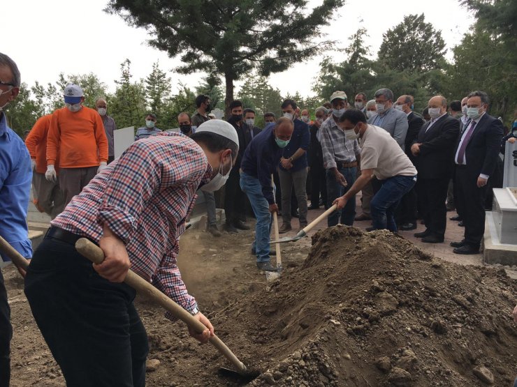 Koronavirüsten ölen eski vekil, son yolculuğuna uğurlandı