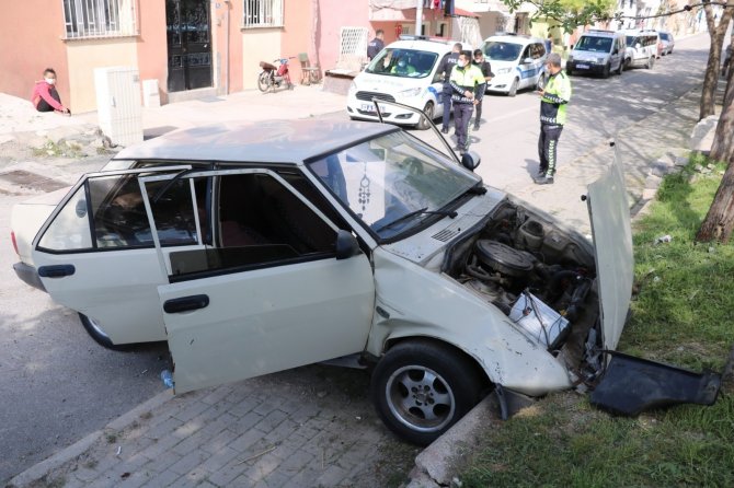 Otomobil çocuk parkının duvarına çarptı: 3 yaralı