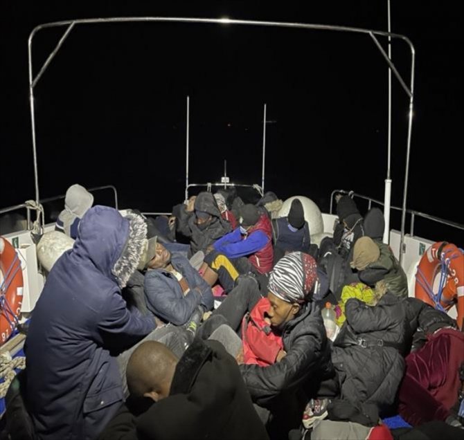 Türk kara sularına itilen 30 düzensiz göçmen kurtarıldı