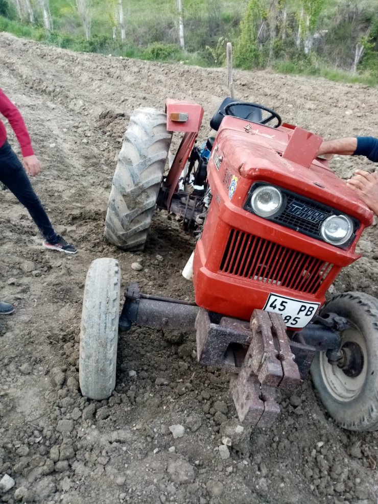 Devrilen traktörün altında kalan çiftçi ağır yaralandı