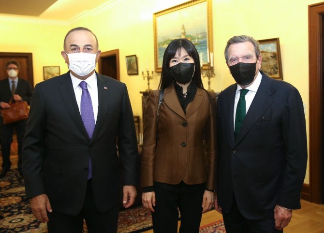 Dışişleri Bakanı Çavuşoğlu, Almanya’da eski Şansölye Schröder ve eski Dışişleri Bakanı Gabriel ile görüştü