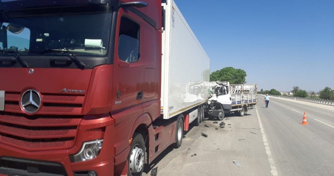 Karaman’da kamyonet duran tıra arkadan çarptı: 1 ölü