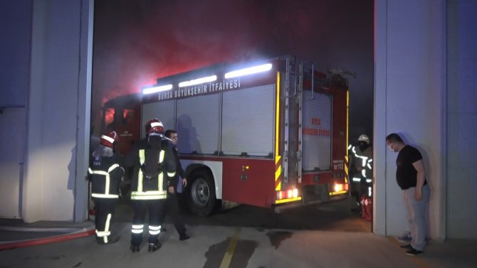 Kauçuk fabrikasında korkutan yangın: 6 işçi hastaneye kaldırıldı