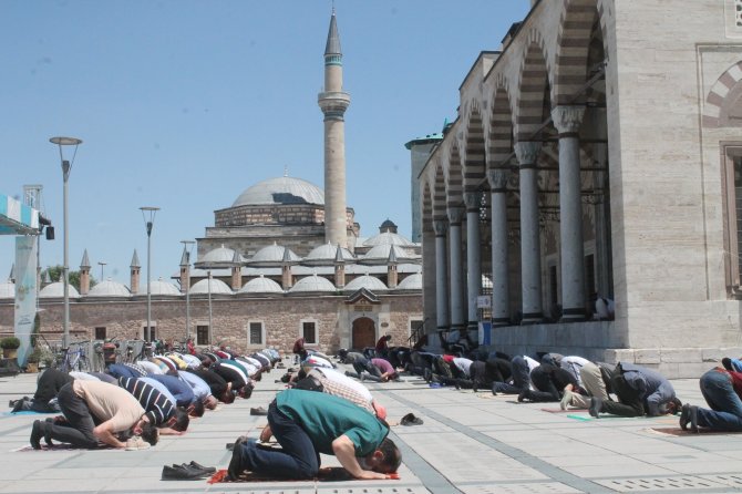 Pandemi gölgesinde Ramazan ayının son cuma namazı kılındı