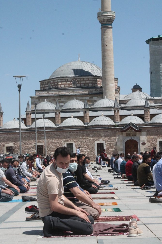 Pandemi gölgesinde Ramazan ayının son cuma namazı kılındı