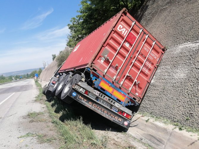 Tır kanala devrildi, Bursa-Ankara karayolu trafiğe kapandı