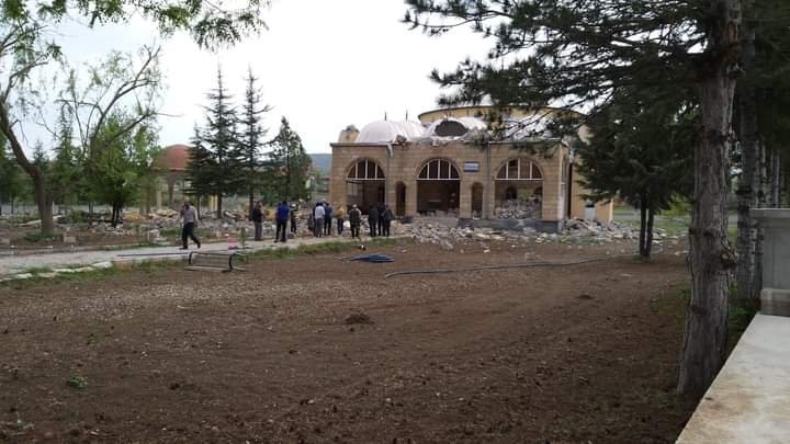 Aksaray'da 'kum fırtınası' cami minaresini yıktı