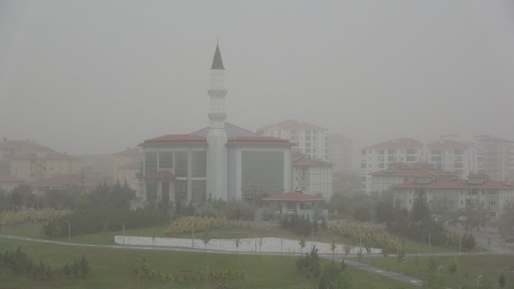Aksaray'da 'kum fırtınası' cami minaresini yıktı