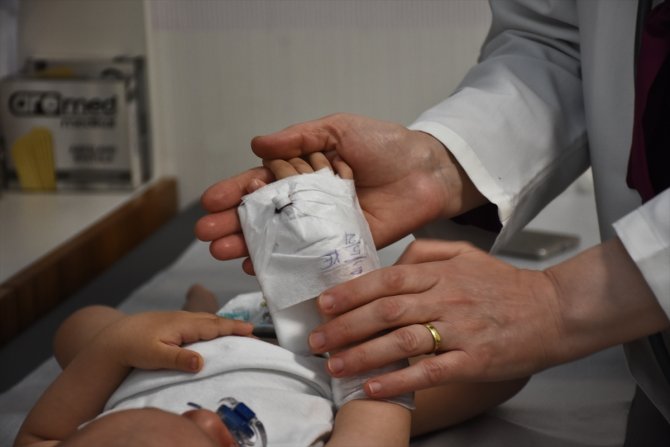 Evlat sahibi kadın doktorlardan hasta çocuklara "anne şefkati"