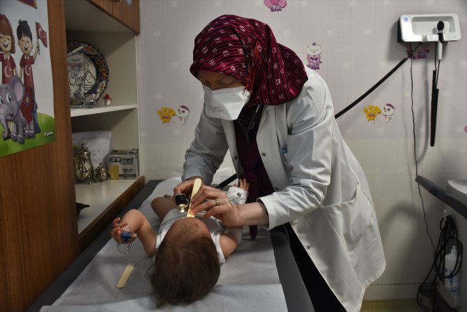 Evlat sahibi kadın doktorlardan hasta çocuklara "anne şefkati"