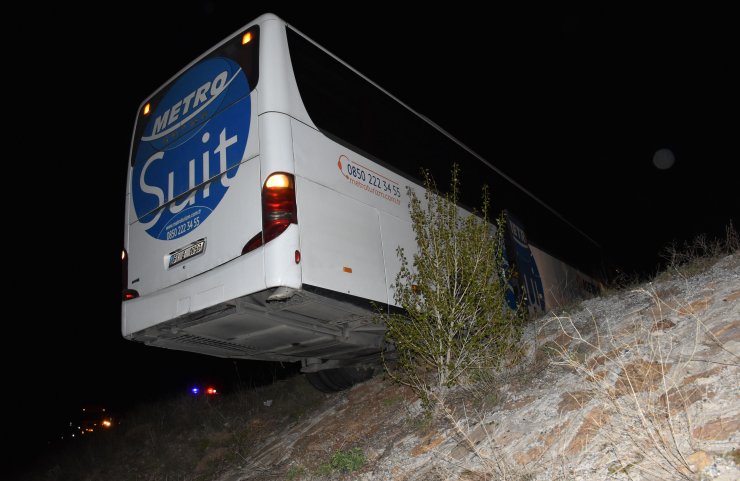 Geri manevra yapmak isteyen yolcu otobüsü şarampolde asılı kaldı