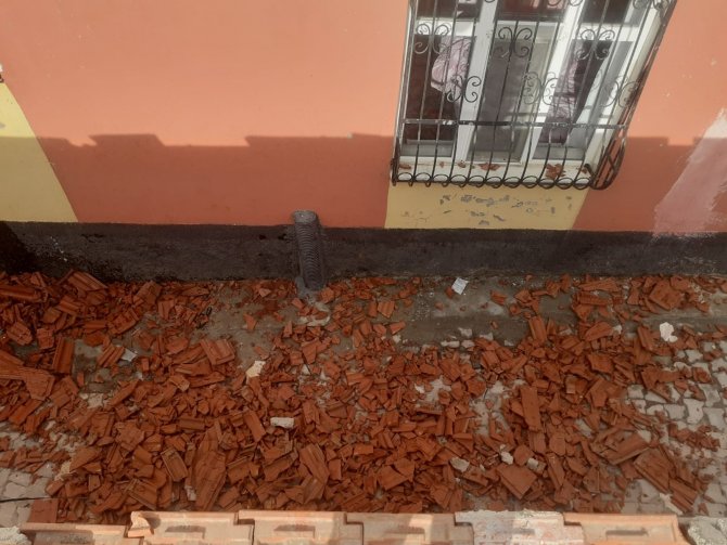 Konya'da şiddetli fırtına çatıdaki kiremitleri uçurdu