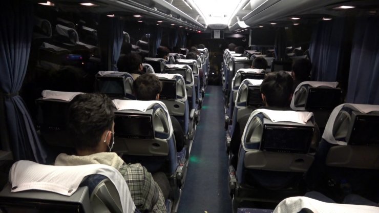 Sahte kimlik ve seyahat izin belgeli Afgan uyruklu 25 göçmen yakalandı