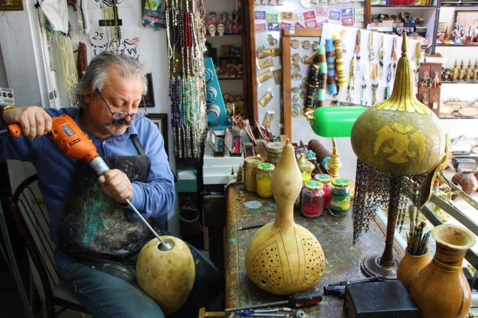 Silah tutan eller şimdi su kabaklarını sanat eserine dönüştürüyor