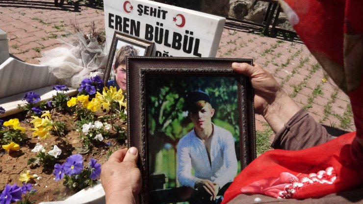 Anneler Günü çiçeklerini, şehit oğlu Eren Bülbül'ün kabrine bırakıp, dua etti