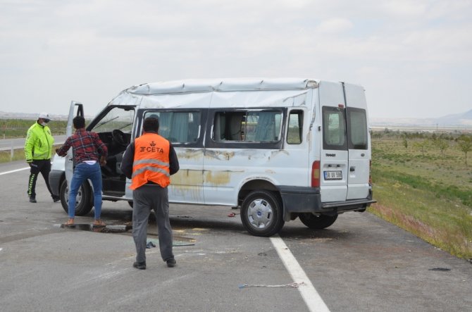 Konya’da işçileri taşıyan minibüs devrildi: 4 yaralı