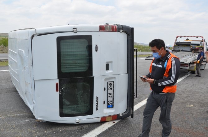 Konya’da işçileri taşıyan minibüs devrildi: 4 yaralı
