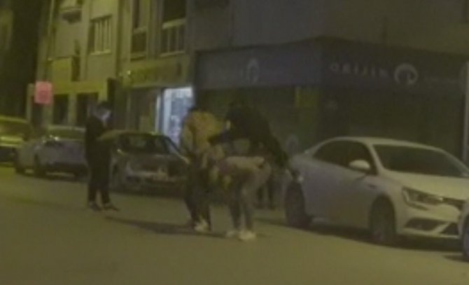 Sokağa çıkma kısıtlamasında caddede ’birdirbir’ oynadılar