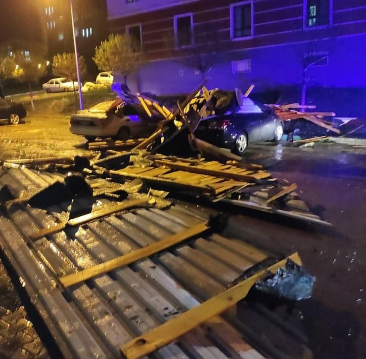 Yozgat'ta şiddetli rüzgar nedeniyle çatılar uçtu, 20 otomobilde hasar oluştu
