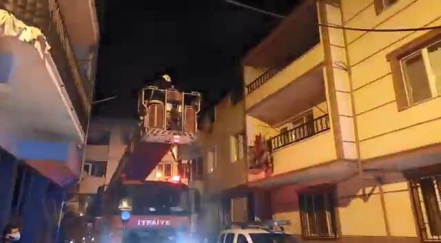Bursa'da, evde çıkan yangında mahsur kalan 2 kardeşi itfaiye kurtardı