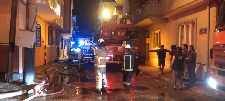 Bursa'da, evde çıkan yangında mahsur kalan 2 kardeşi itfaiye kurtardı