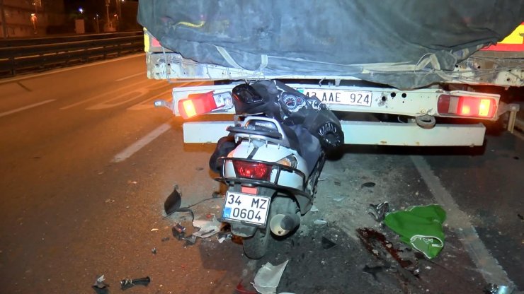 D-100 Karayolu'nda motosiklet, TIR'a ok gibi saplandı: 1 ölü, 1 yaralı 