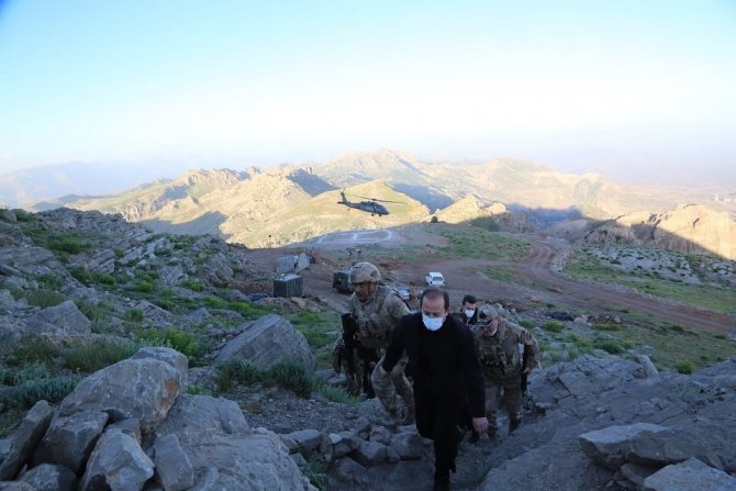 Vali Pehlivan, Cudi Dağı Üs Bölgesi’nde askerlerle iftar yaptı