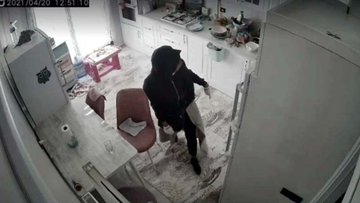Eve giren hırsızlık şüphelisi, kameradan belirlenip yakalandı
