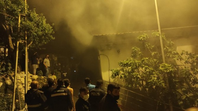 Karaman’da çıkan yangında 2 ev hasar gördü